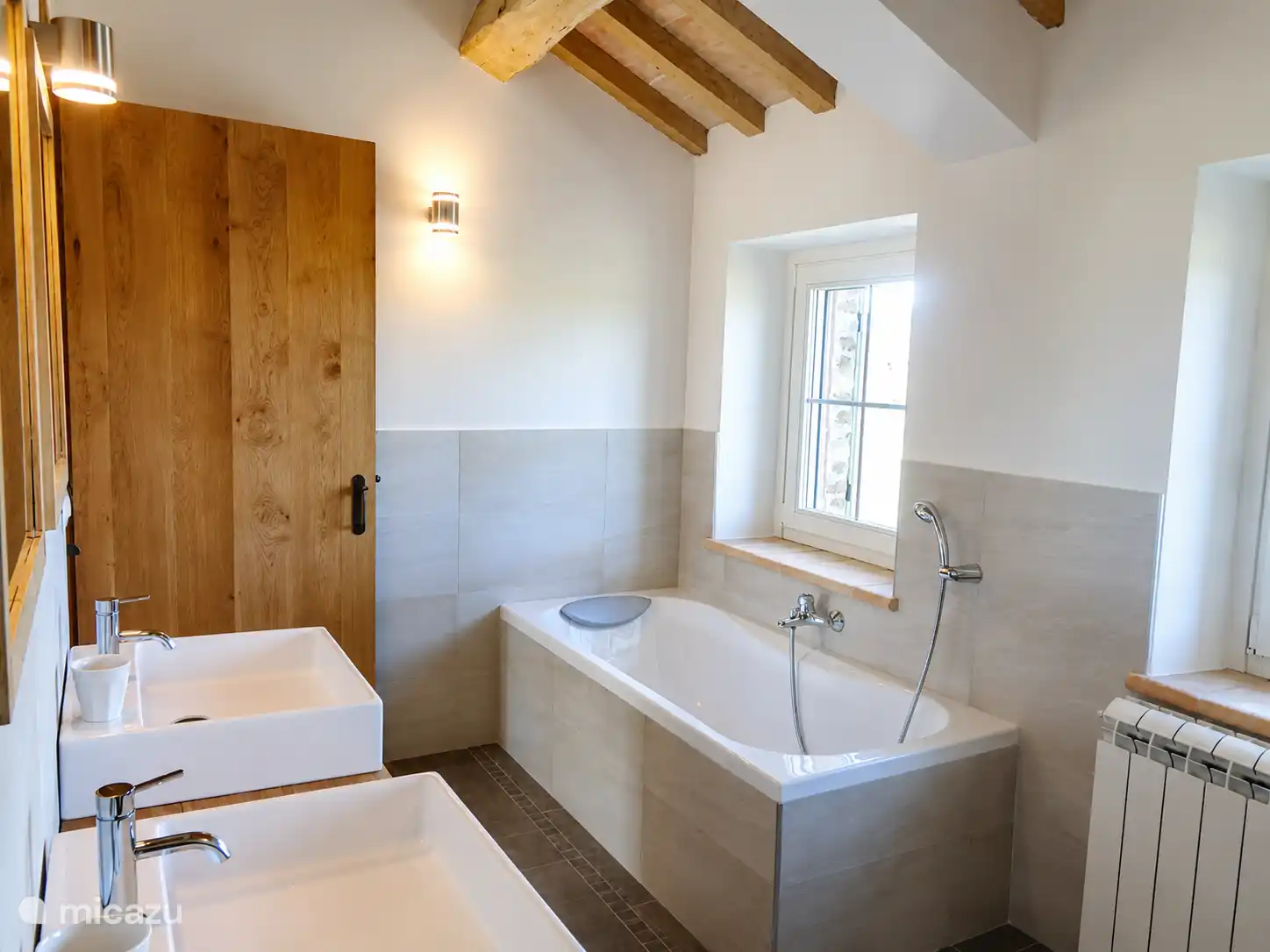 Badkamer boven met 2 wastafels, douche en ligbad.