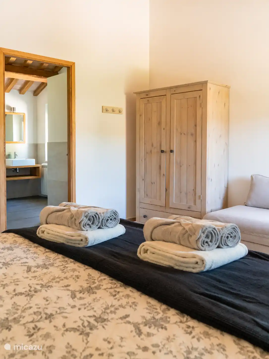 Dormitorio principal con baño contiguo.