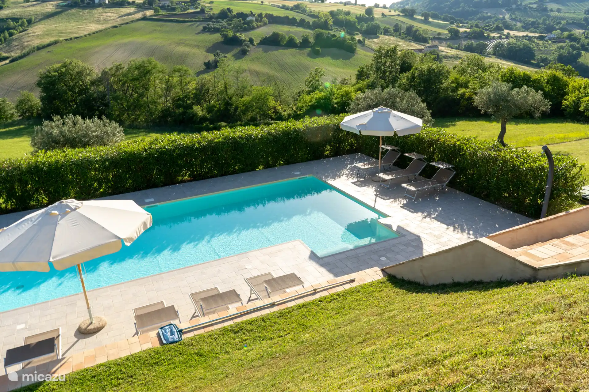 Piscine privée, où la tranquillité totale est assurée.
