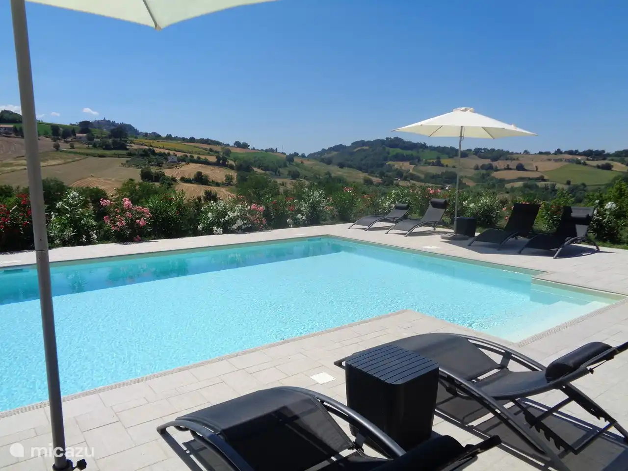 Avec une profondeur de 1,20 à 1,40 mètre, les enfants peuvent également s'amuser dans la piscine.