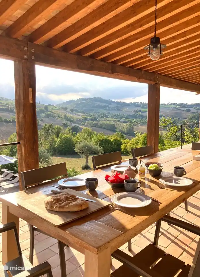 Savourez un délicieux repas dans un cadre à couper le souffle.