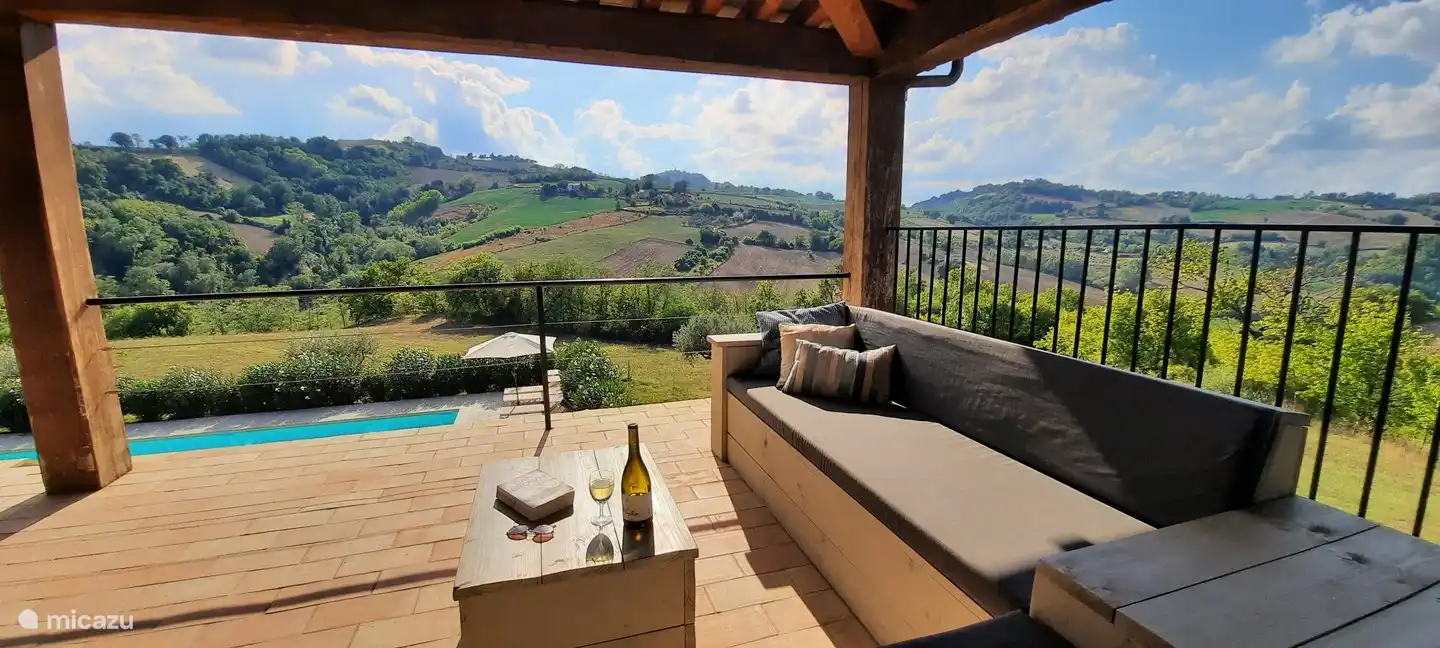 Le coin salon en bois d'échafaudage offre calme et confort pendant les douces soirées.