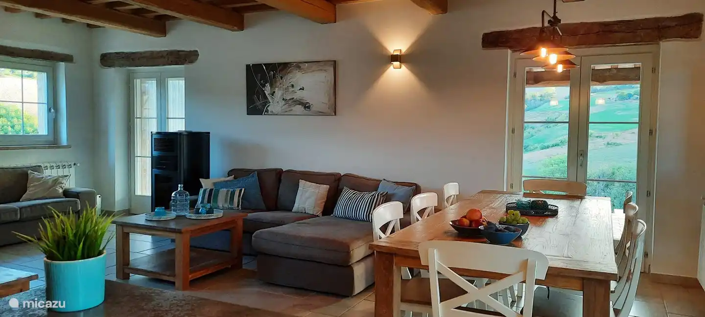 La maison est entièrement individuelle et meublée dans un style contemporain et campagnard. Il a une surface habitable totale de 200 m².