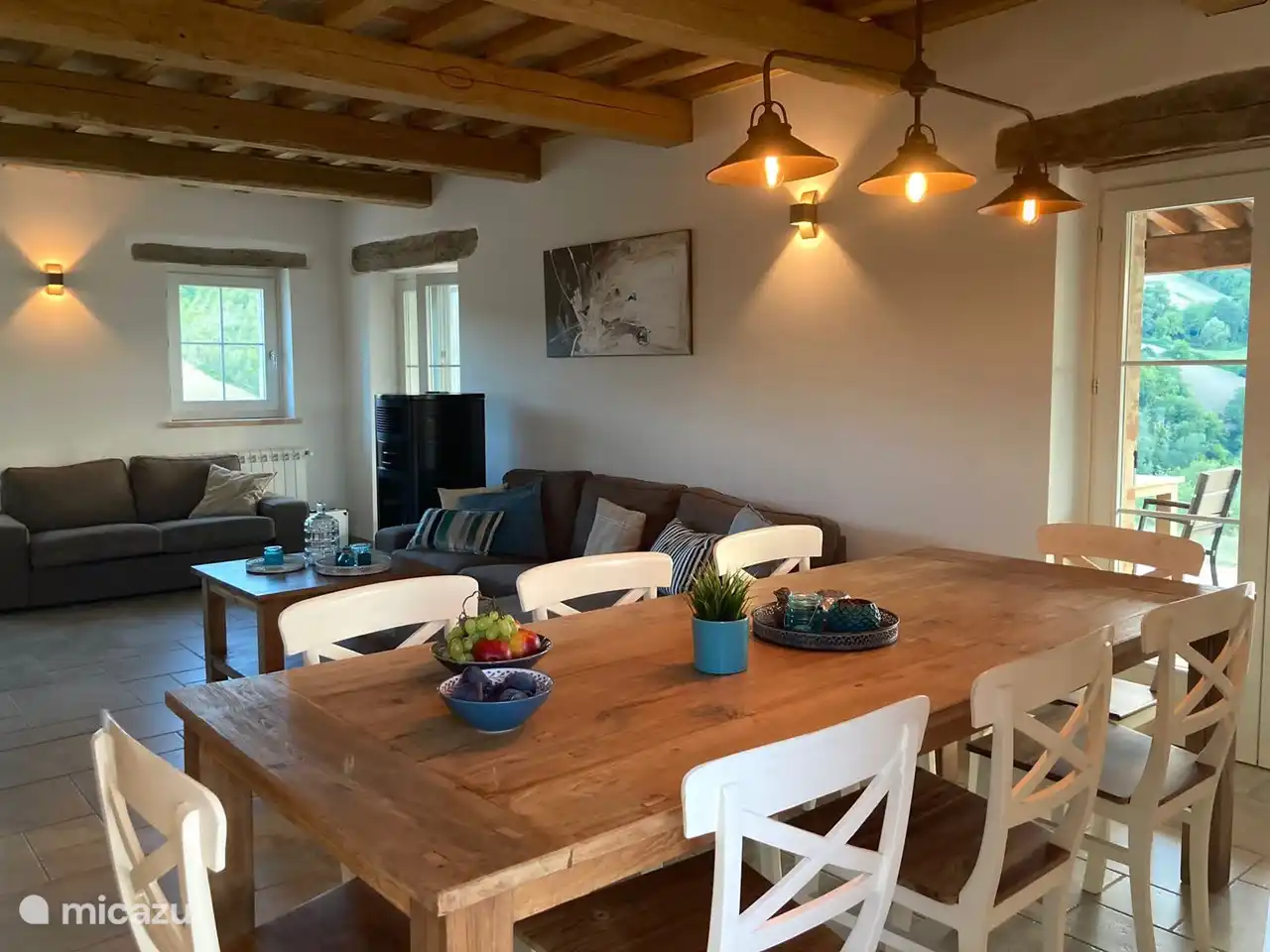 La maison est entièrement individuelle et meublée dans un style contemporain et campagnard. Il a une surface habitable totale de 200 m².