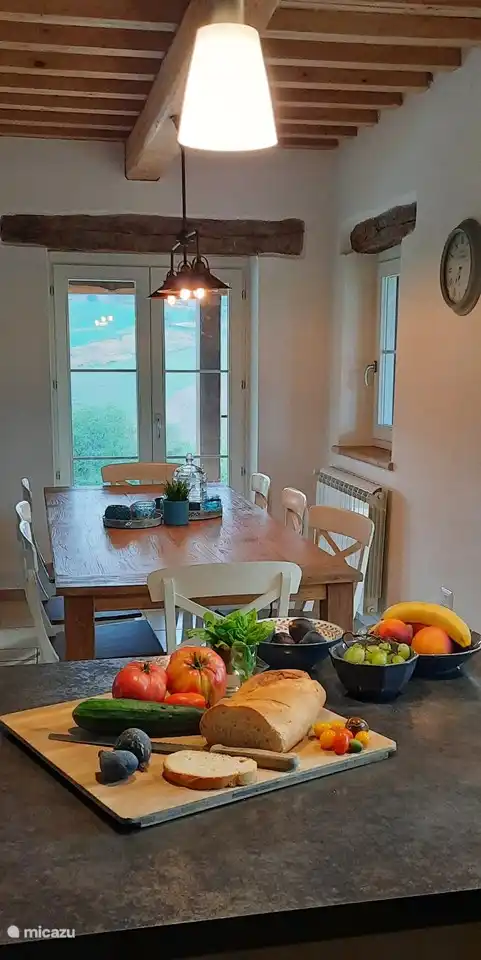 La salle à manger, la cuisine et le salon forment ensemble un bel ensemble relais, créant un grand espace ouvert.