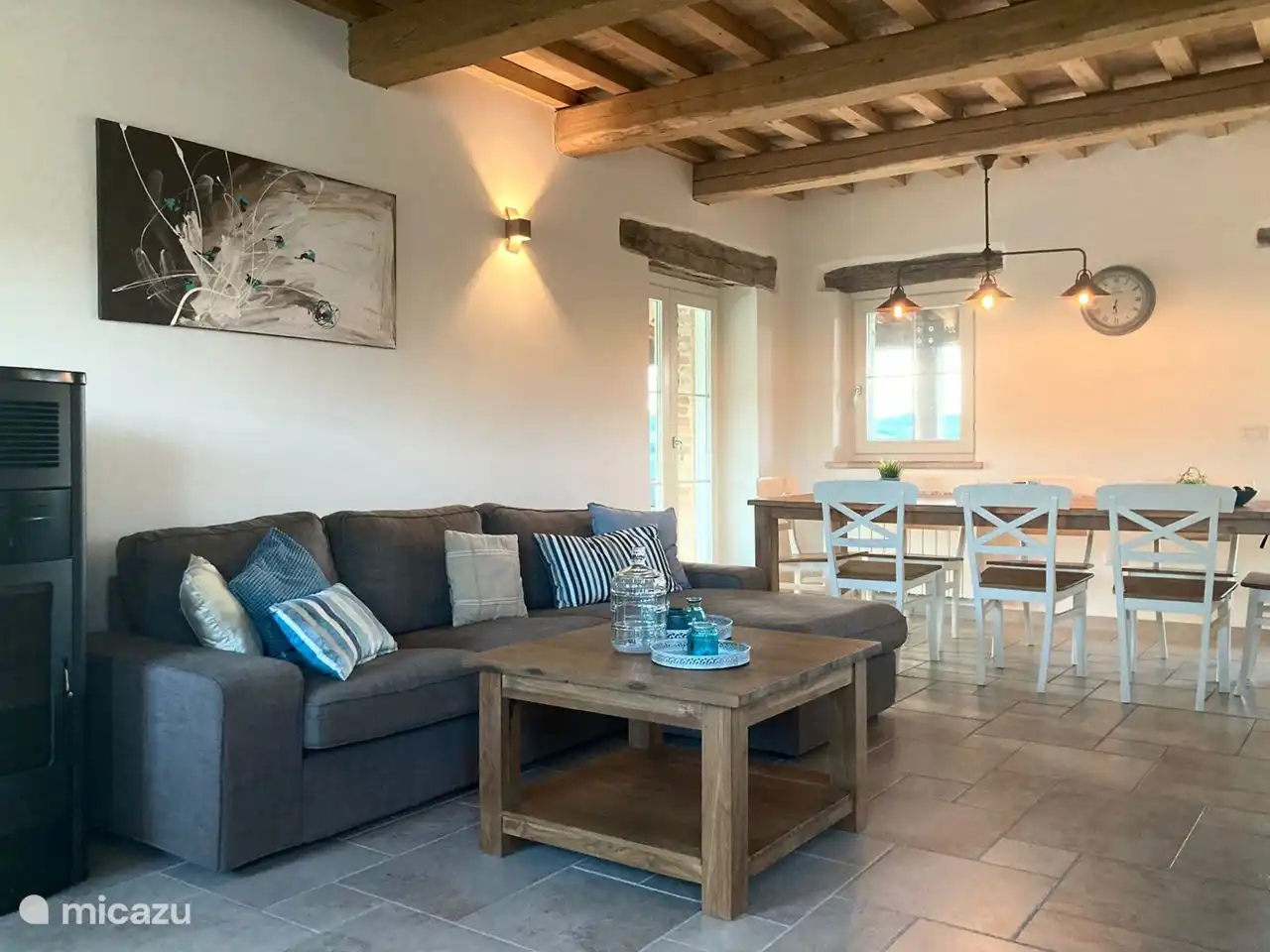 La salle à manger, avec sa grande table en bois et ses 8 chaises, se connecte sans problème à la cuisine ouverte, ce qui est très pratique. De là, vous avez toujours une belle vue sur le paysage autour de Casa Belmonte à travers les fenêtres.