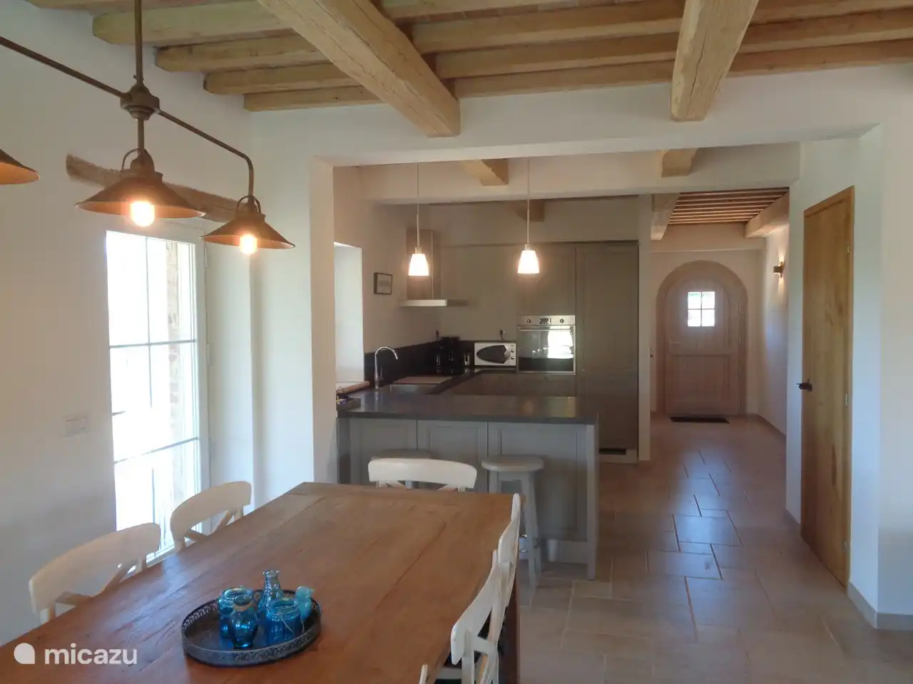 La cuisine ouverte est entièrement équipée. Par exemple, vous pouvez utiliser un lave-vaisselle, un four à convection, un micro-ondes, une plaque vitrocéramique, un réfrigérateur avec un grand compartiment congélateur et une cafetière. Il y a beaucoup de vaisselle, de couverts, de verrerie, de casseroles et de poêles.