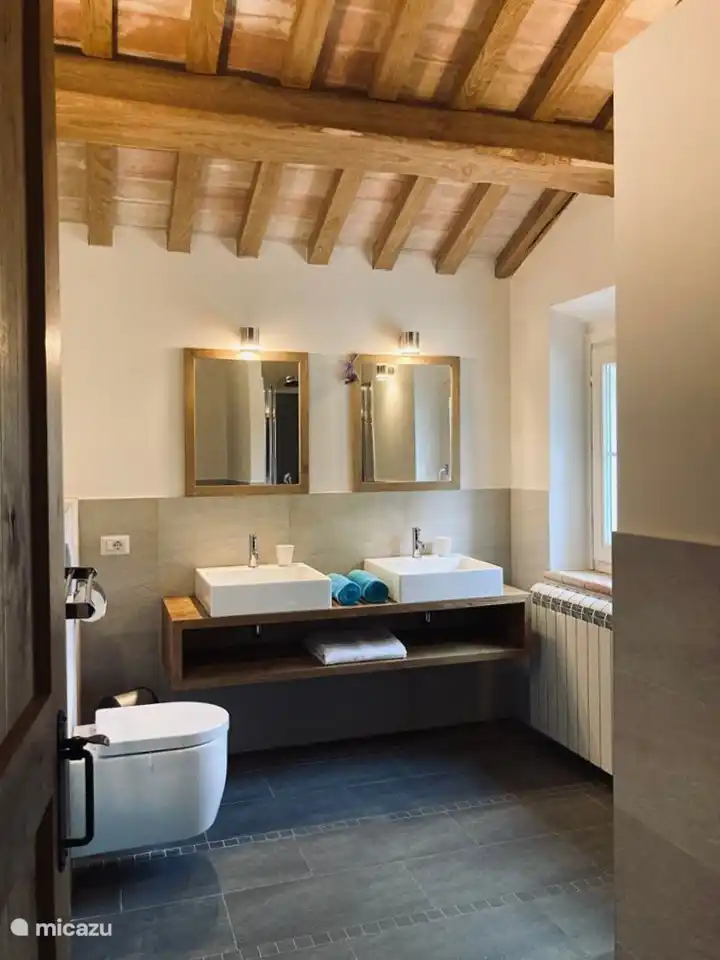 Les salles de bains disposent de 2 lavabos, d’une douche et de toilettes privatives.