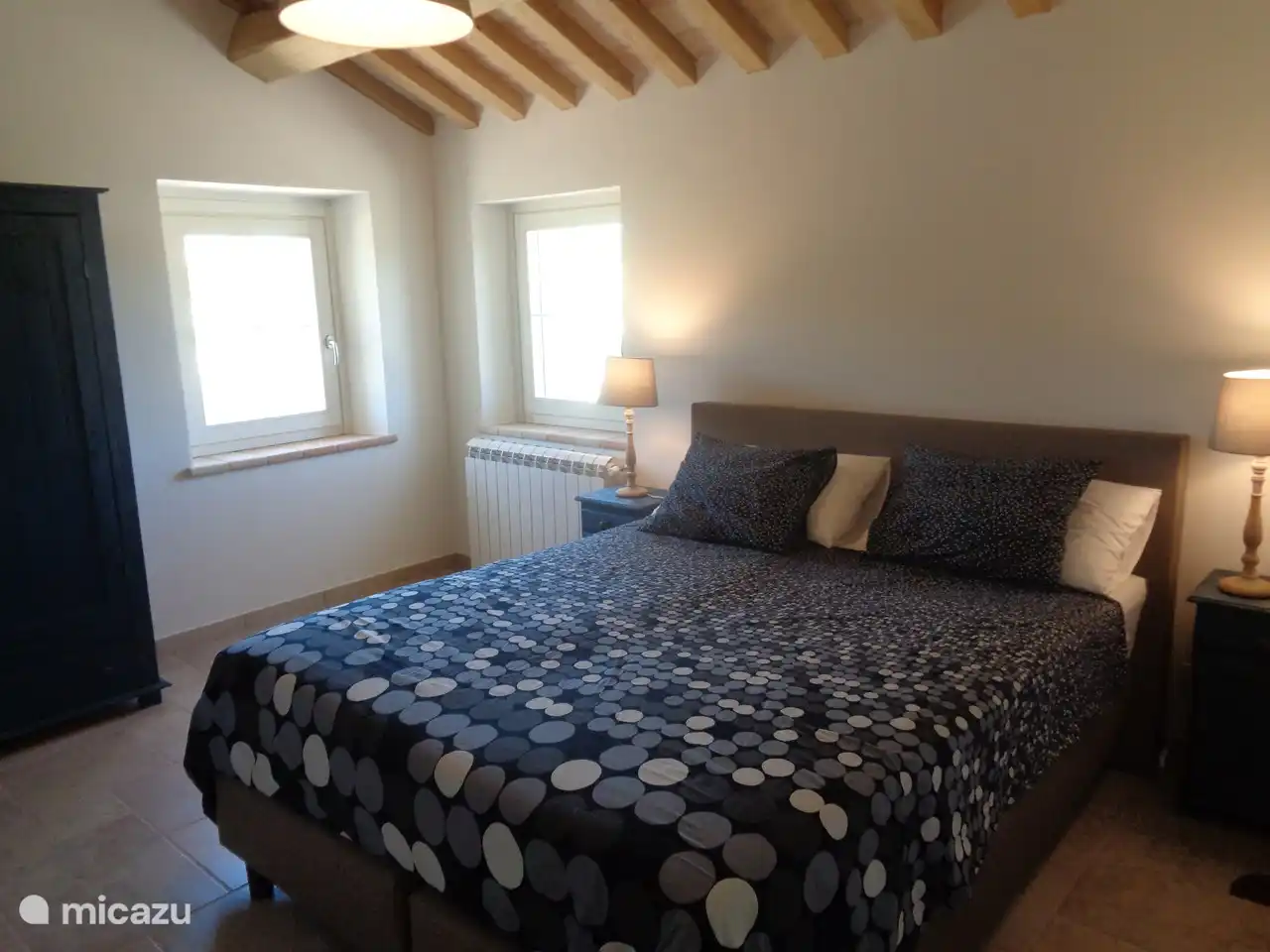 L’une des chambres spacieuses à l’étage supérieur avec une vue imprenable sur la piscine et la prairie environnante.