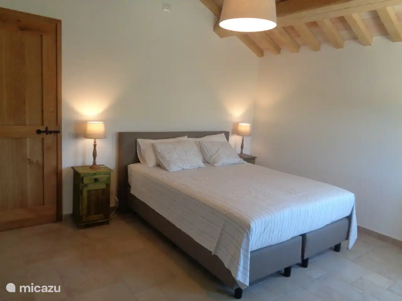 Chambre à l’étage. Les lits moelleux à sommier tapissier assurent une nuit de sommeil réparatrice.