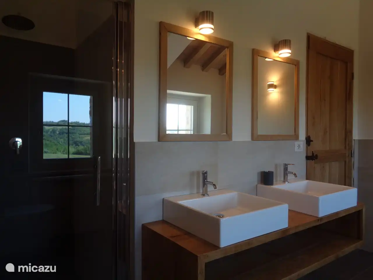 La salle de bain principale dispose d’une douche, d’une baignoire, d’un double lavabo et de toilettes privées.