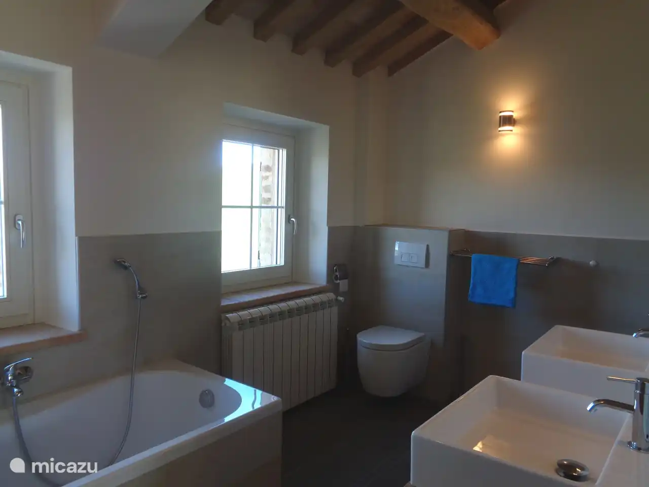 Cette salle de bain a une superficie de 10 m².