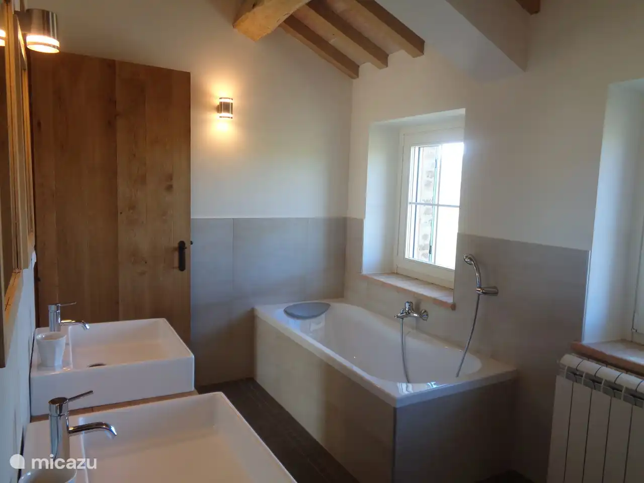 Toutes les salles de bains sont finies avec des matériaux de qualité.