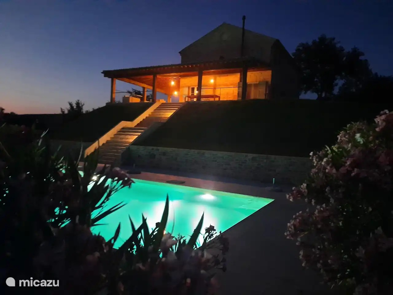 Grâce à la piscine éclairée, vous pourrez également faire des longueurs tard le soir.