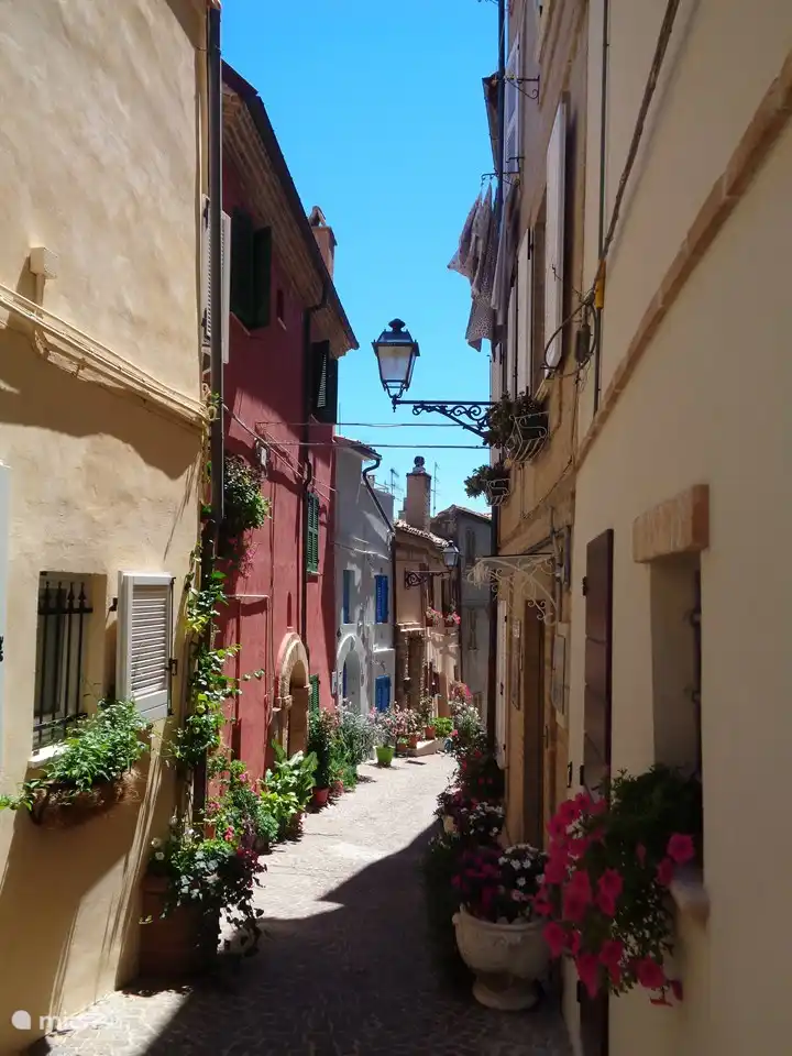 Image atmosphérique d'une ruelle dans l'un des charmants villages autour de Casa Belmonte.