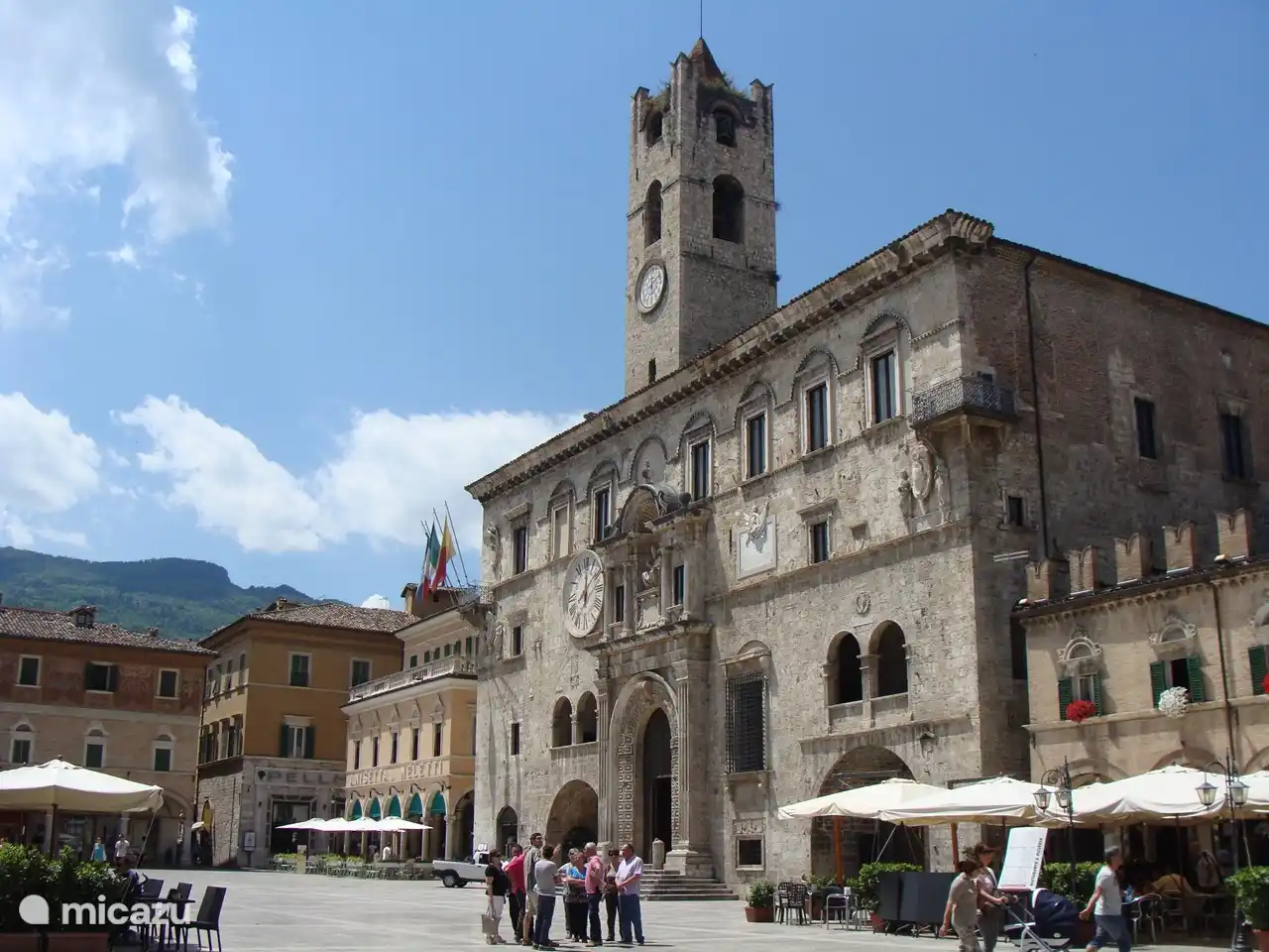 La belle Ascoli Piceno avec l'une des plus belles places d'Italie .... la Piazza del Popolo.