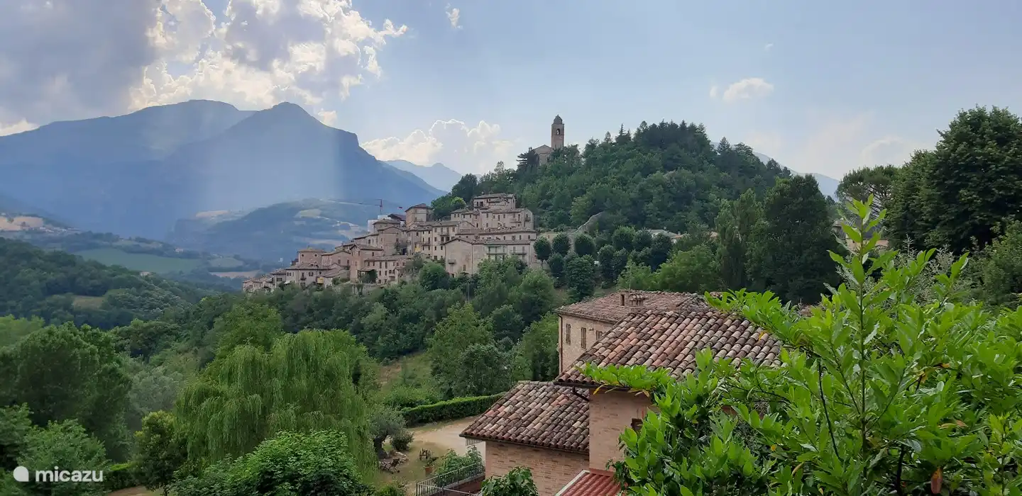 Belle vue sur Montefortino au pied des Monts Sibillini.