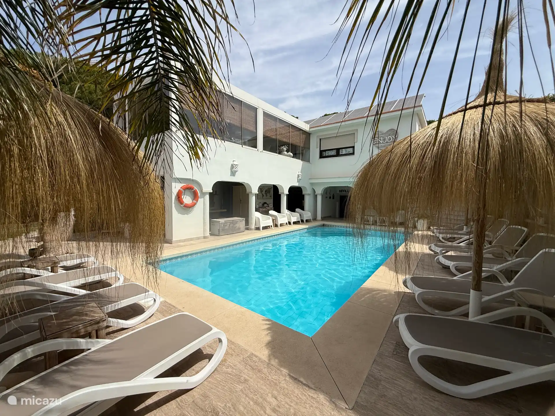 Voldoende ligbedden met parasols