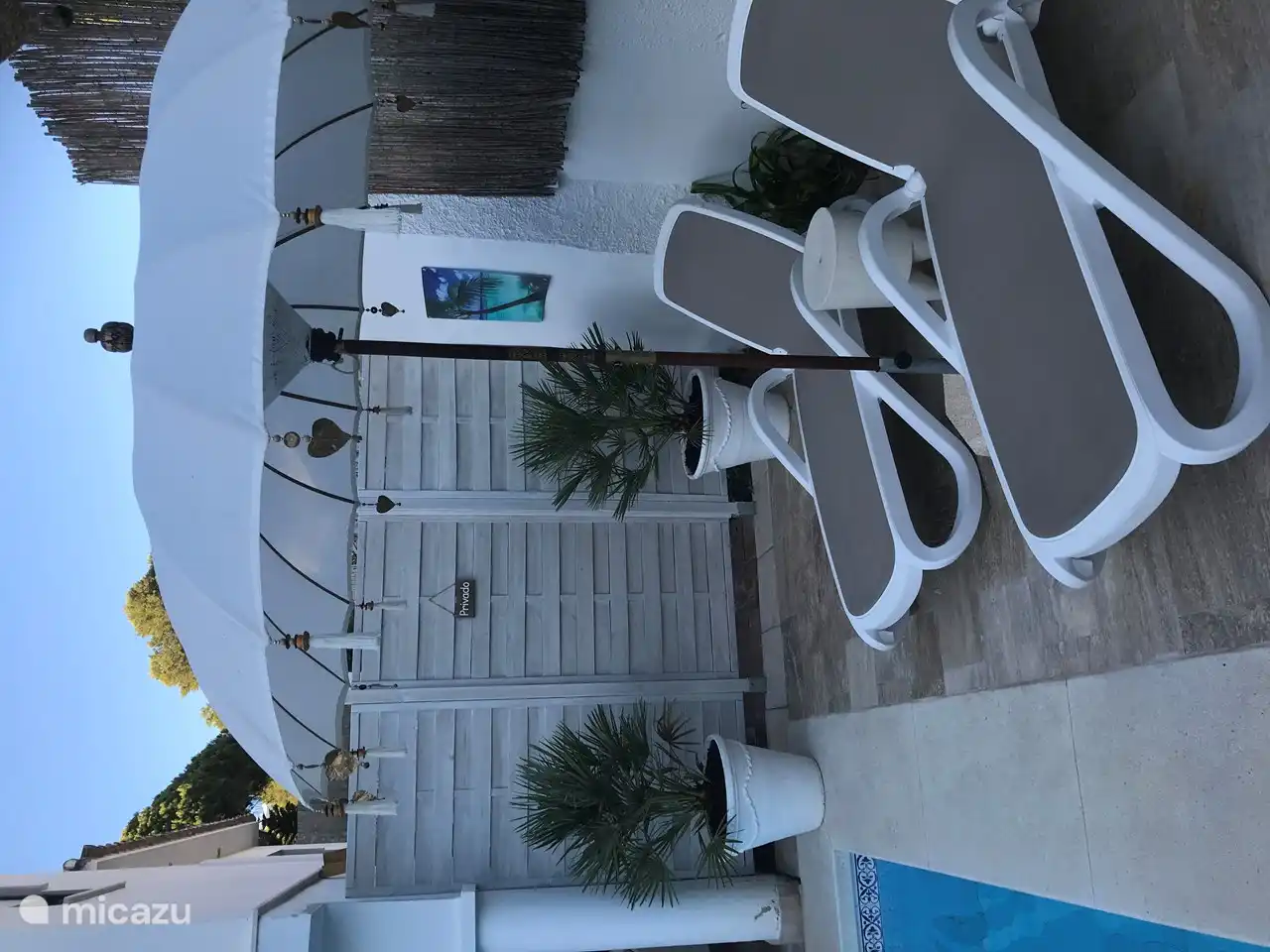 Liegebetten und Sonne schirmen beim Pool