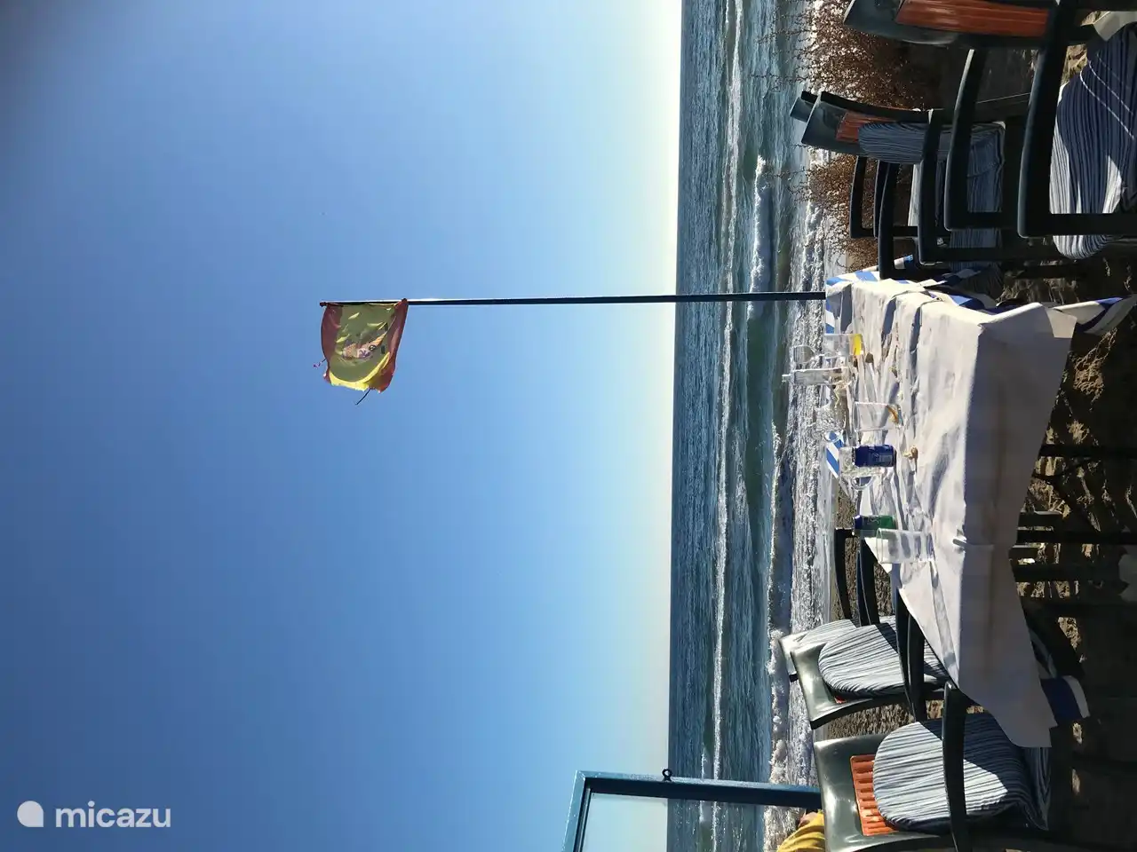 Spanische Flagge am Strand