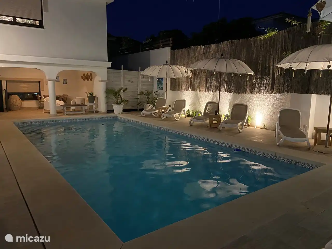 Schwimmbad bei Nacht