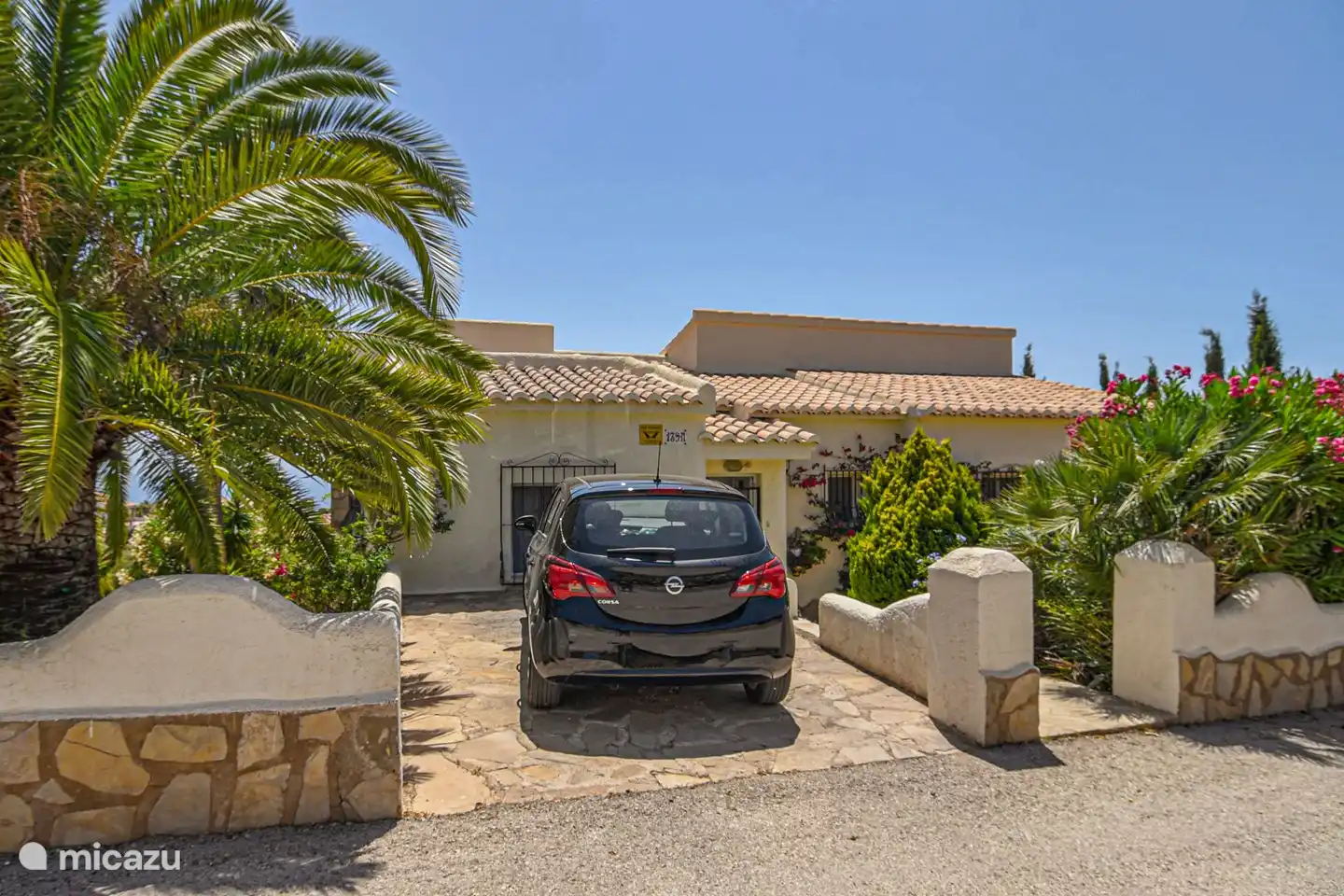 Il y a 1 place de stationnement hors route, mais le stationnement dans la rue est possible sans problème.