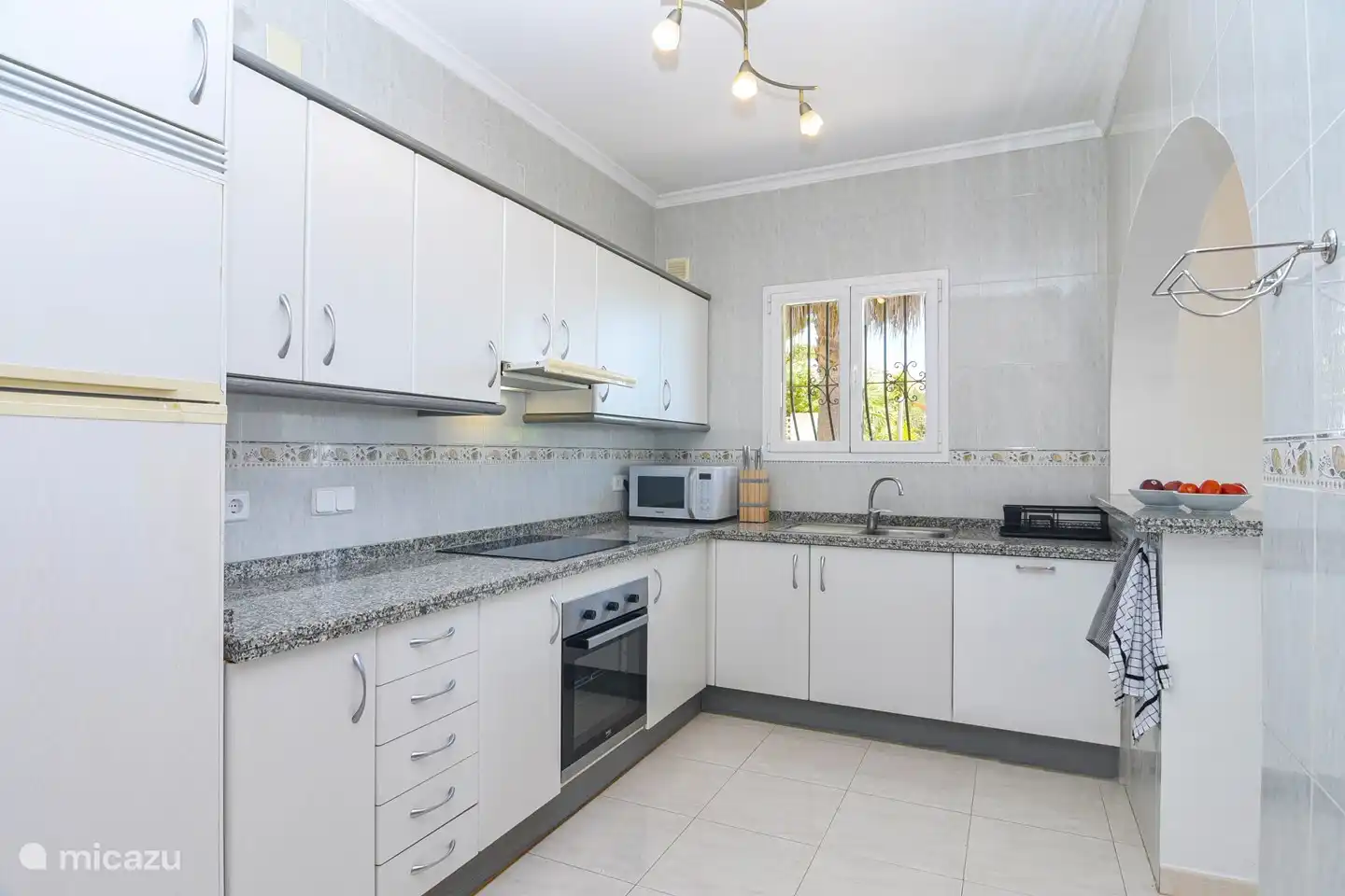 cuisine ouverte, avec toutes les commodités