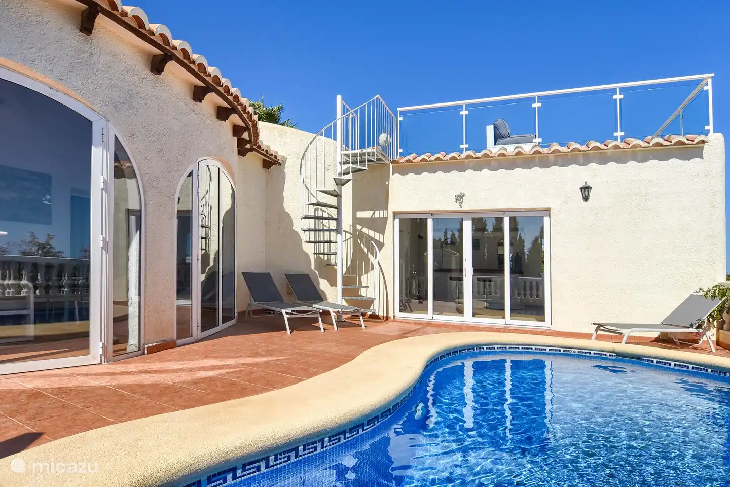 escalier vers la terrasse sur le toit