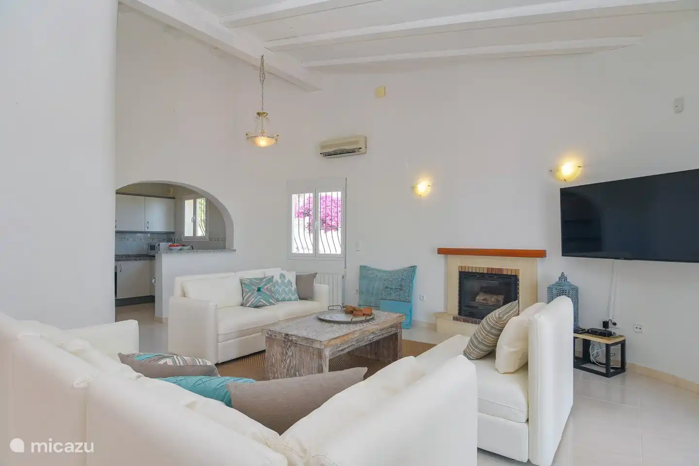 Le salon avec smart TV.