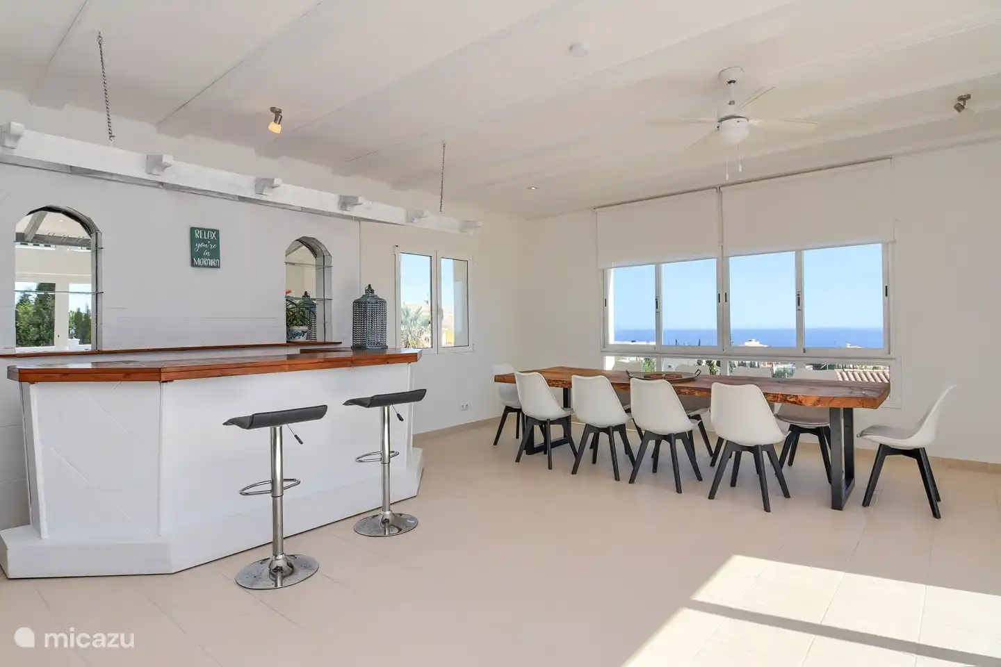 La salle à manger avec vue sur la piscine et la mer !