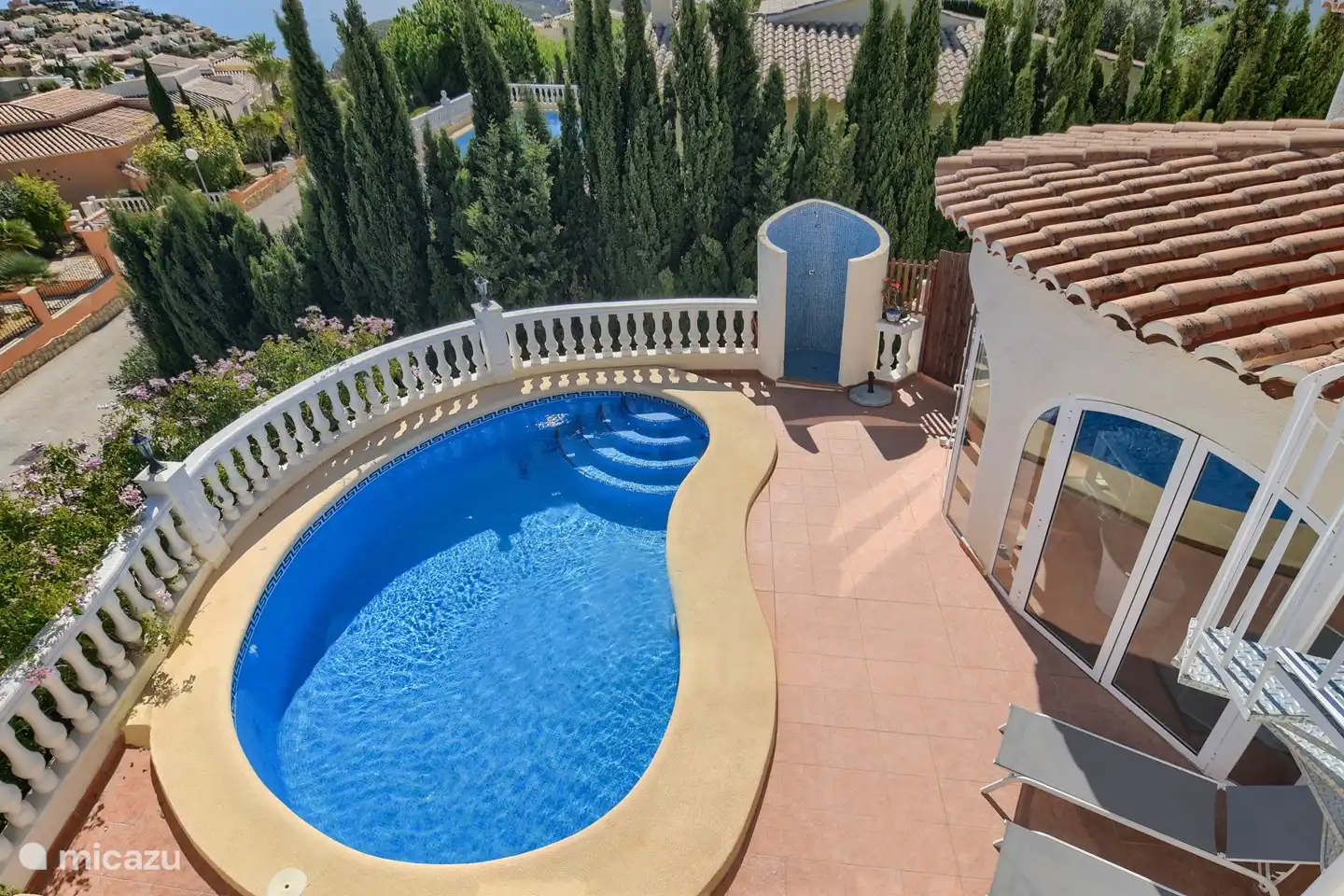 Vue piscine depuis la terrasse sur le toit
