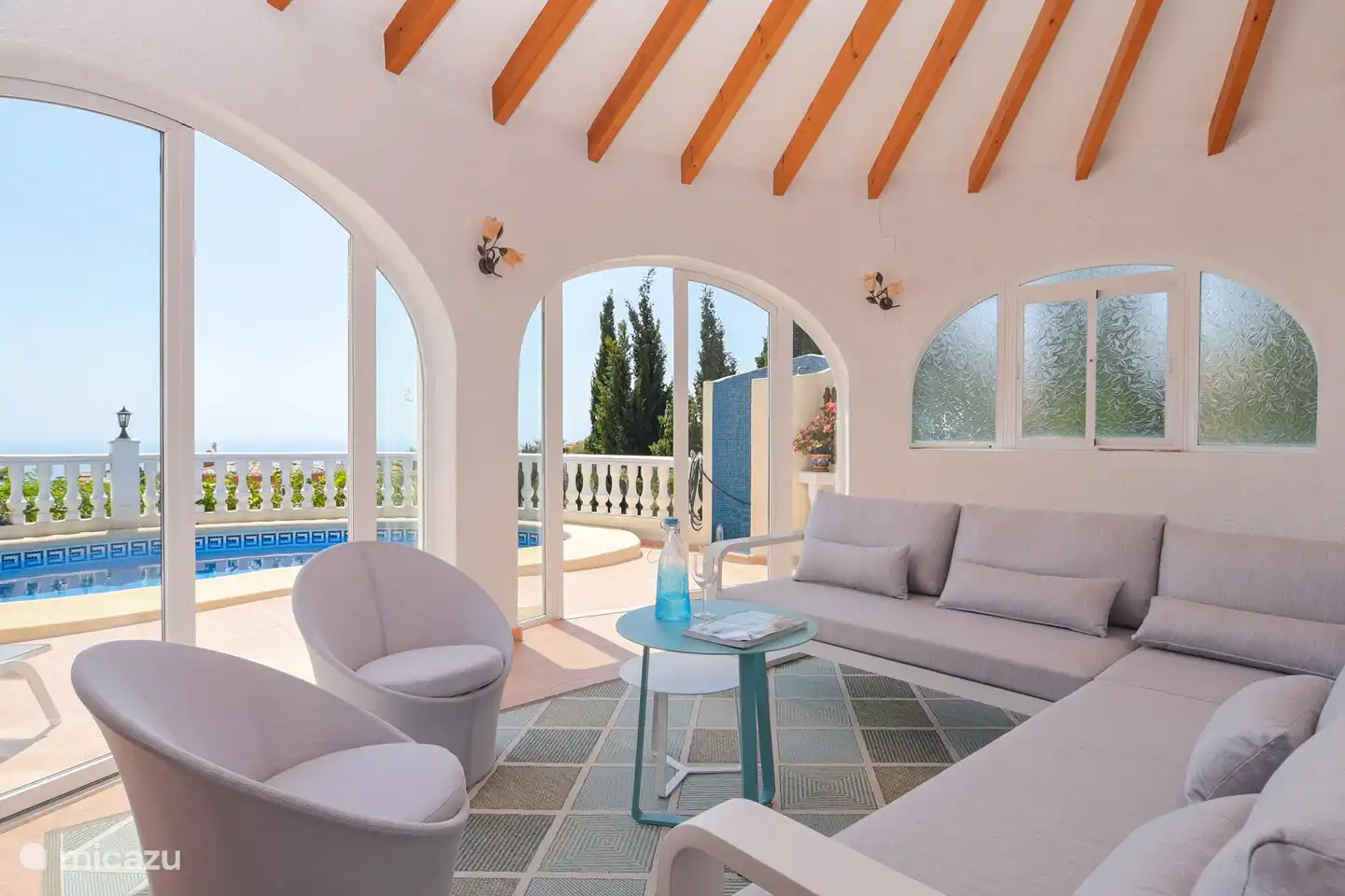 La « pergola » est l'endroit idéal pour se détendre. Profitez de l'ombre pendant la journée avec vue sur la mer, ou regardez passer les bateaux le soir...