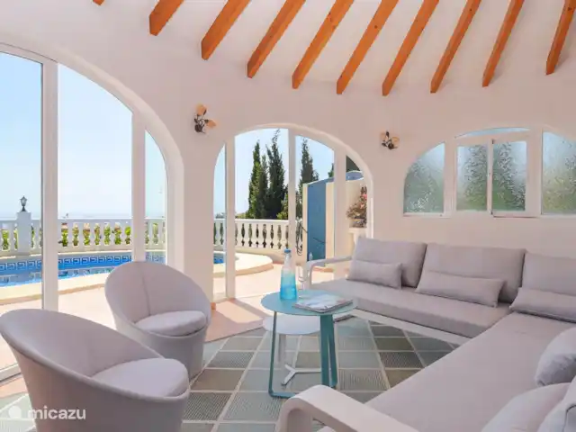 Villa La Perla MORAIRA | Espagne, Costa Blanca, Cumbre del Sol - villa La « pergola » est l'endroit idéal pour se détendre. Profitez de l'ombre pendant la journée avec vue sur la mer, ou regardez passer les bateaux le soir...