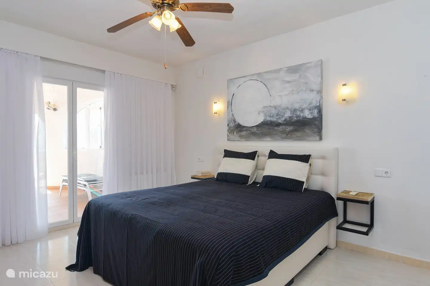 chambre 1 avec air conditionné et salle de bain communicante.