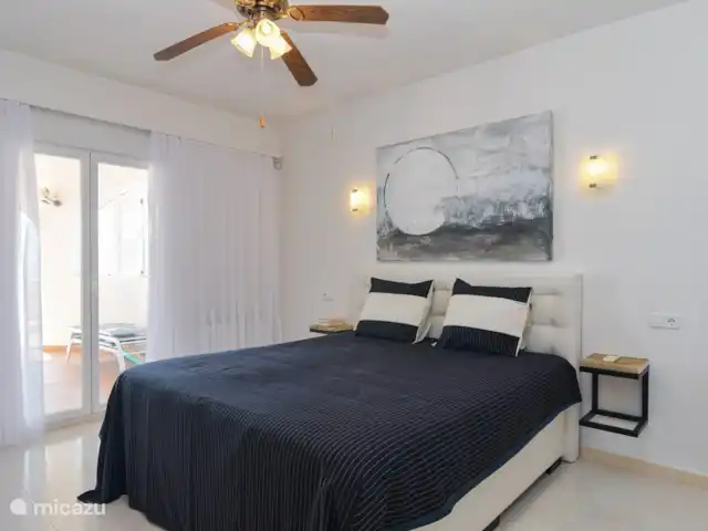 Villa La Perla MORAIRA | Espagne, Costa Blanca, Cumbre del Sol - villa chambre 1 avec air conditionné et salle de bain communicante.