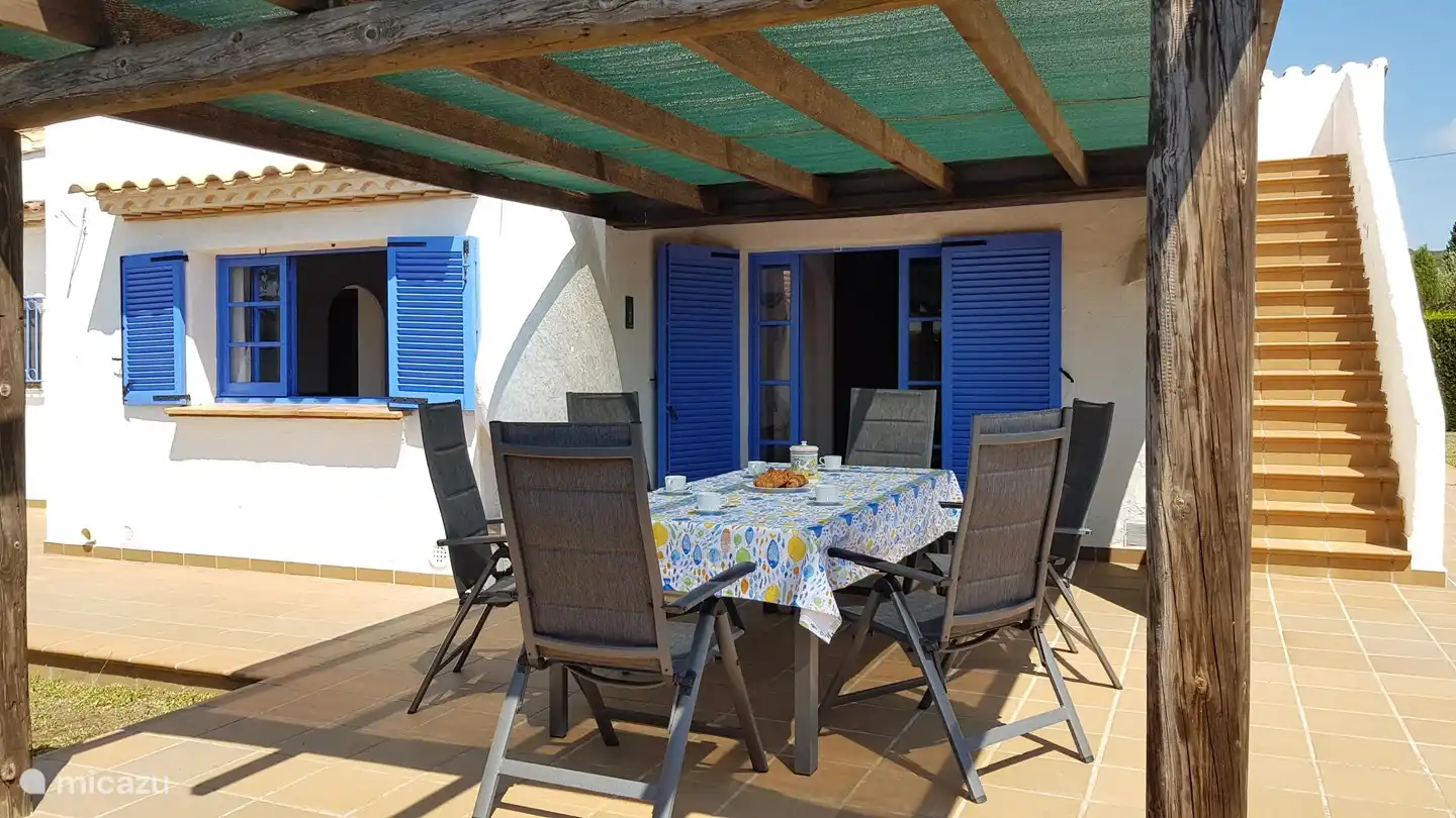 Terraza exterior y escaleras a la terraza superior