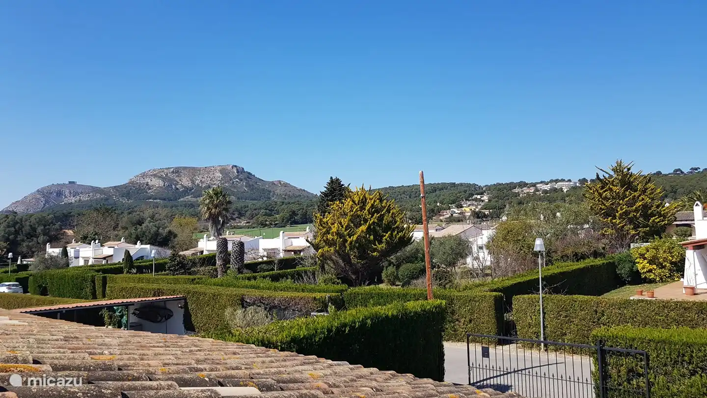 Vista del Montgri desde la terraza superior