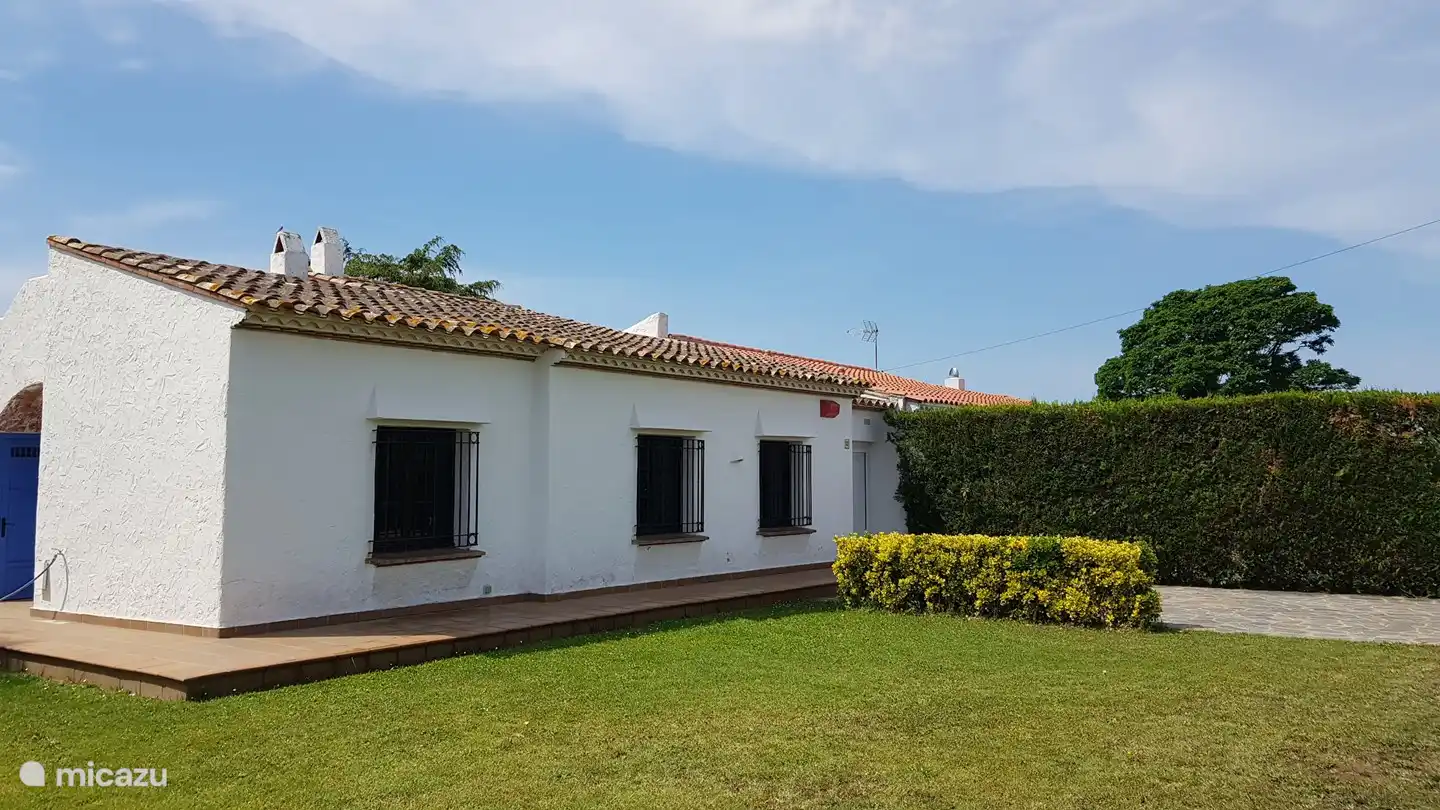 Patio trasero y estacionamiento