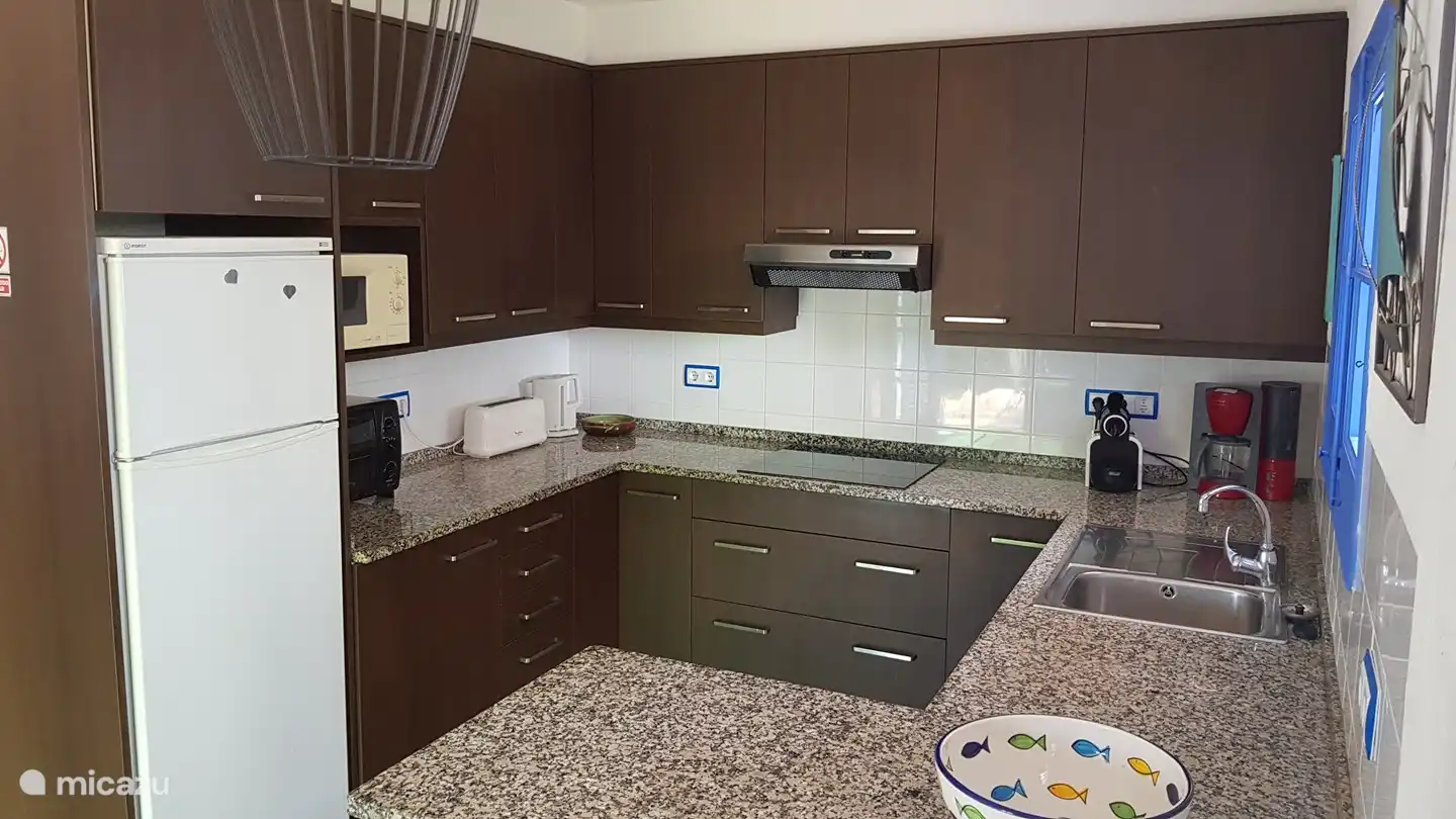 Cocina llena
Heladera con freezer, lavavajillas, microondas, cafetera