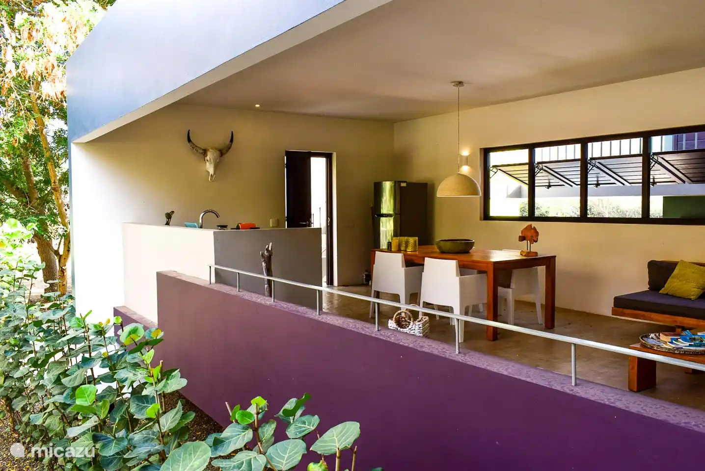 Geräumiges offenes Wohnzimmer mit Küche und Esstisch.