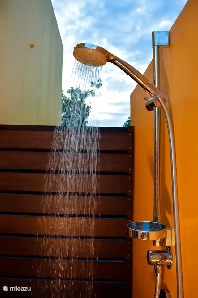 Außendusche. Duschen unter den Sternen.