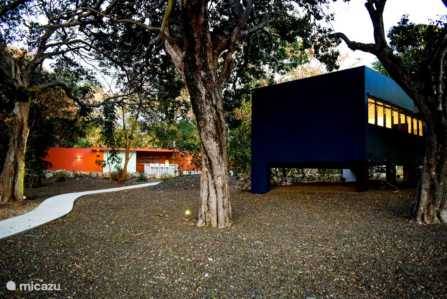 Außenansicht des Hauses vom großzügigen Garten aus.