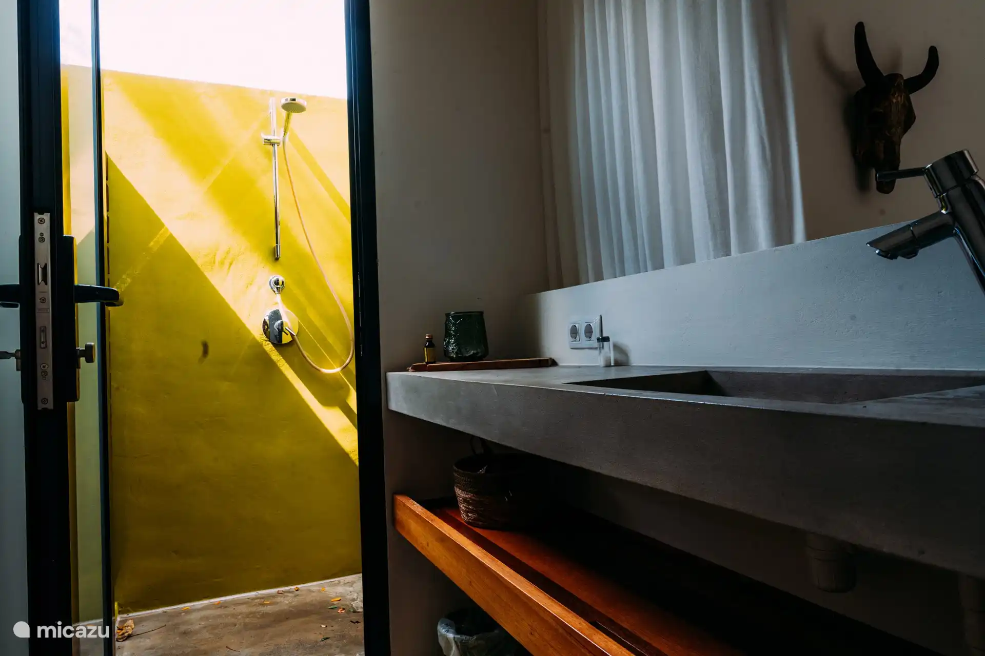 Vom Schlafzimmer aus gelangen Sie direkt in die Dusche.