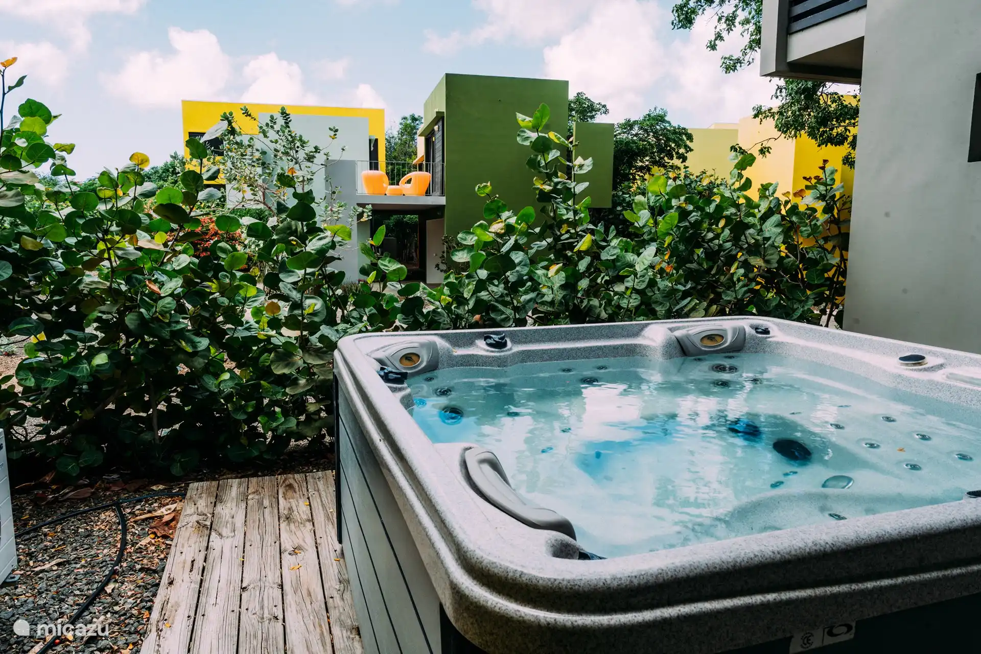 Entspannen Sie sich im Whirlpool.