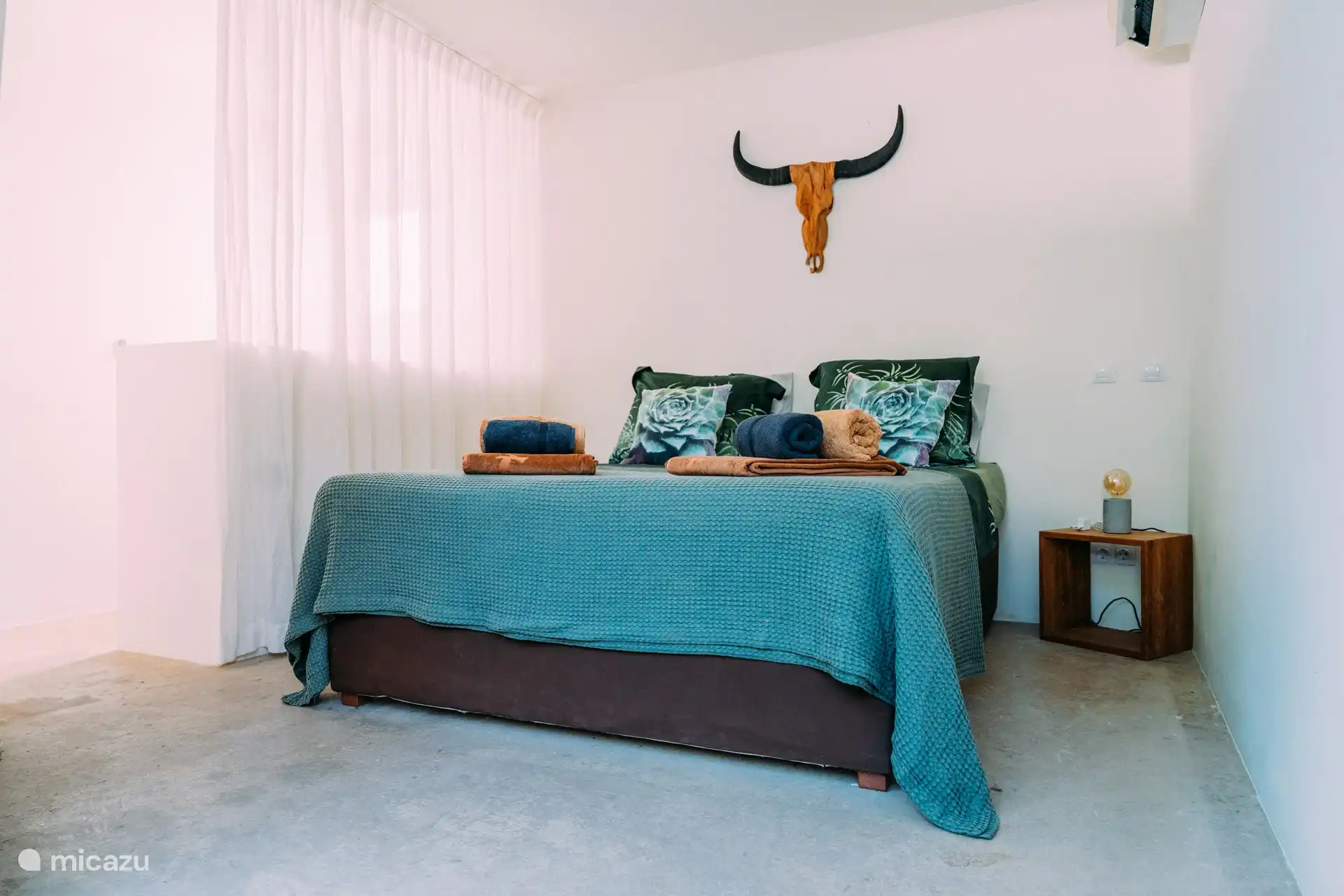 Ein geräumiges Schlafzimmer mit Klimaanlage, Dusche, WC, Kleiderschrank, Waschbecken.