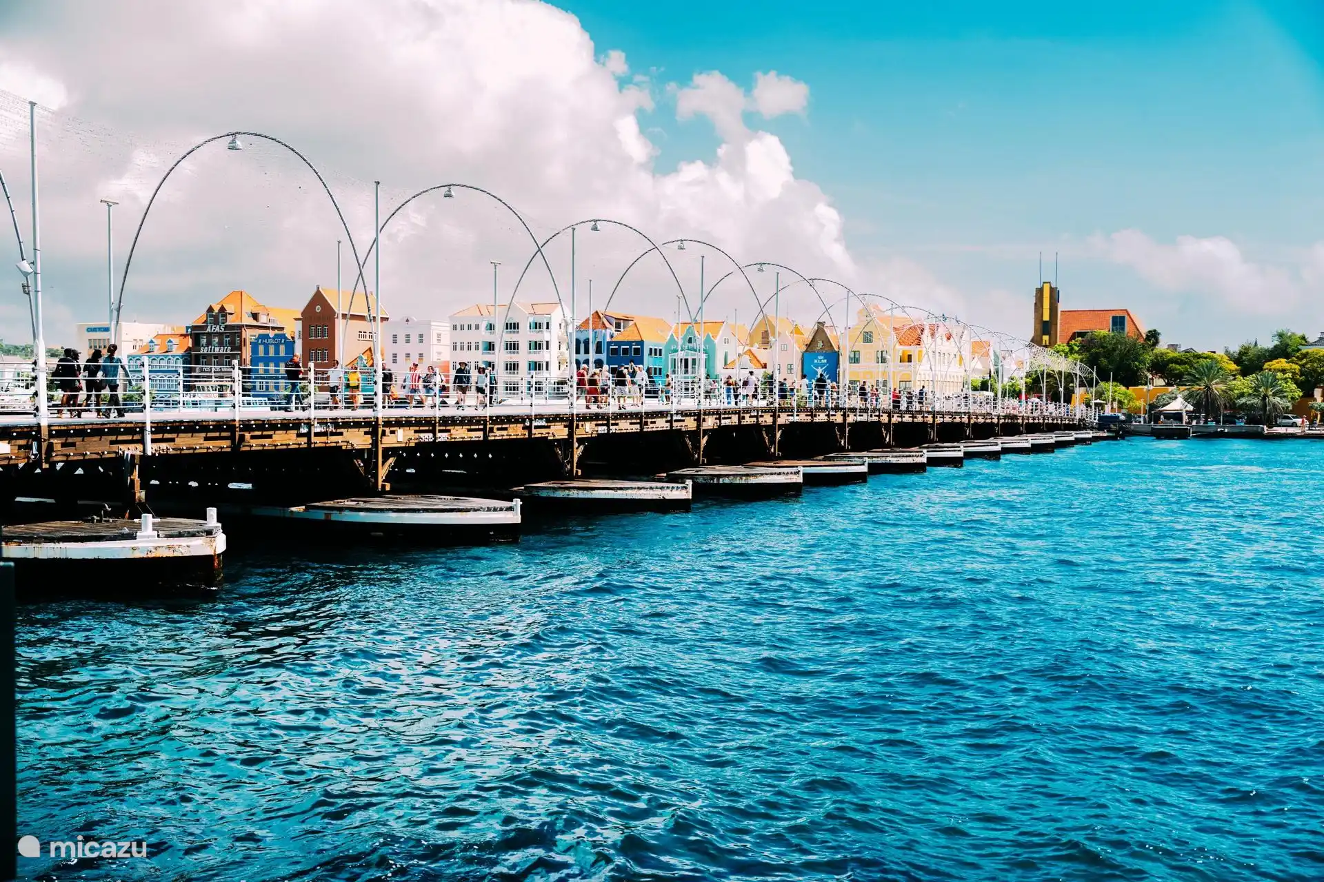 Die Pontjes-Brücke verläuft über die Bucht von Sint Anna und verbindet die Bezirke Punda und Otrobanda. Otrobanda und Punda bilden zusammen das historische Stadtzentrum von Willemstad.
