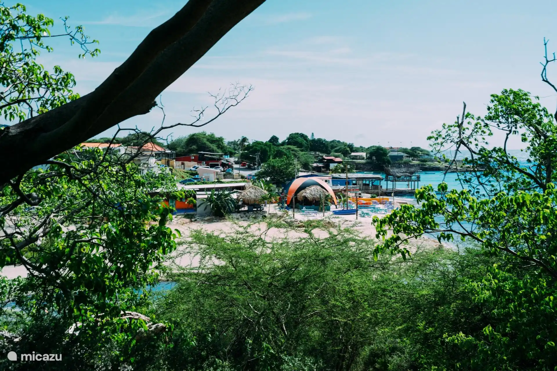 Die Niffo Hutts in Boca Sami. Egal, ob Sie mit Ihrer Familie, Freunden oder Liebsten zusammen sind, Sie sind immer willkommen für gemütliche Stimmung, leckeres Essen und die leckersten Cocktails!