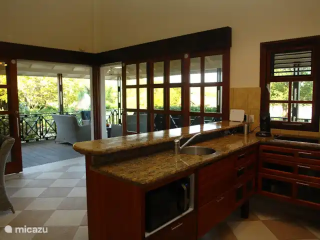 Location de Vacances Curaçao, Curaçao-Centre, Blue Bay, villa - Villa BlueBay à 50m de la plage des palmiers Vue de la cuisine sur la grande terrasse.