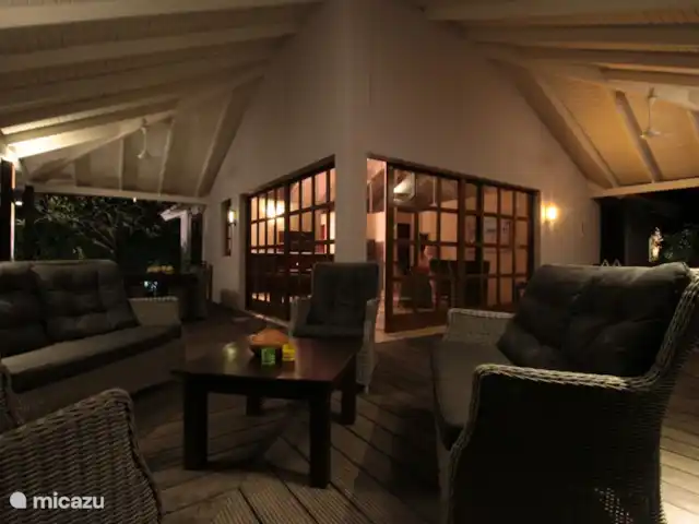 Location de Vacances Curaçao, Curaçao-Centre, Blue Bay, villa - Villa BlueBay à 50m de la plage des palmiers Terrasse la nuit.