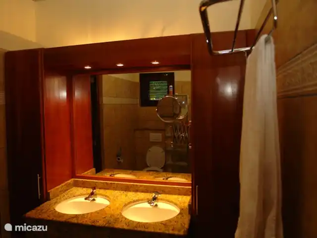 Location de Vacances Curaçao, Curaçao-Centre, Blue Bay, villa - Villa BlueBay à 50m de la plage des palmiers Salle de bain avec douche, WC, sèche-cheveux...